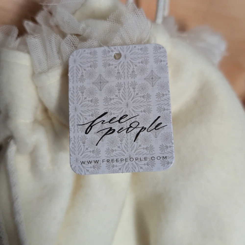 Free People Cute Tassel Sac...Cute Wristlet / Gift Sac  NWT Cream